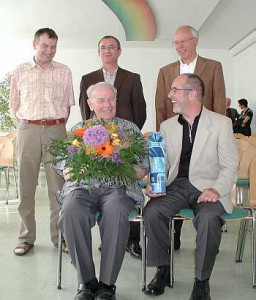 Der Stiftungsrat, bestehend aus dem Geschäftsführer des BNO, Josef Steinhauser (hinten, links); dem Leiter des Naturschutzentrums Bad Wurzach, Horst Weisser (hinten, Mitte); dem Schatzmeister des BNO, Roland Steinbauer (hinten, rechts) dem 1. Vorsitzenden des BNO, Dieter Weber (vorne, rechts) hat sich um den Jubilar und Namensgeber der Stiftung Pater Agnellus Schneider (vorne, links) versammelt. 